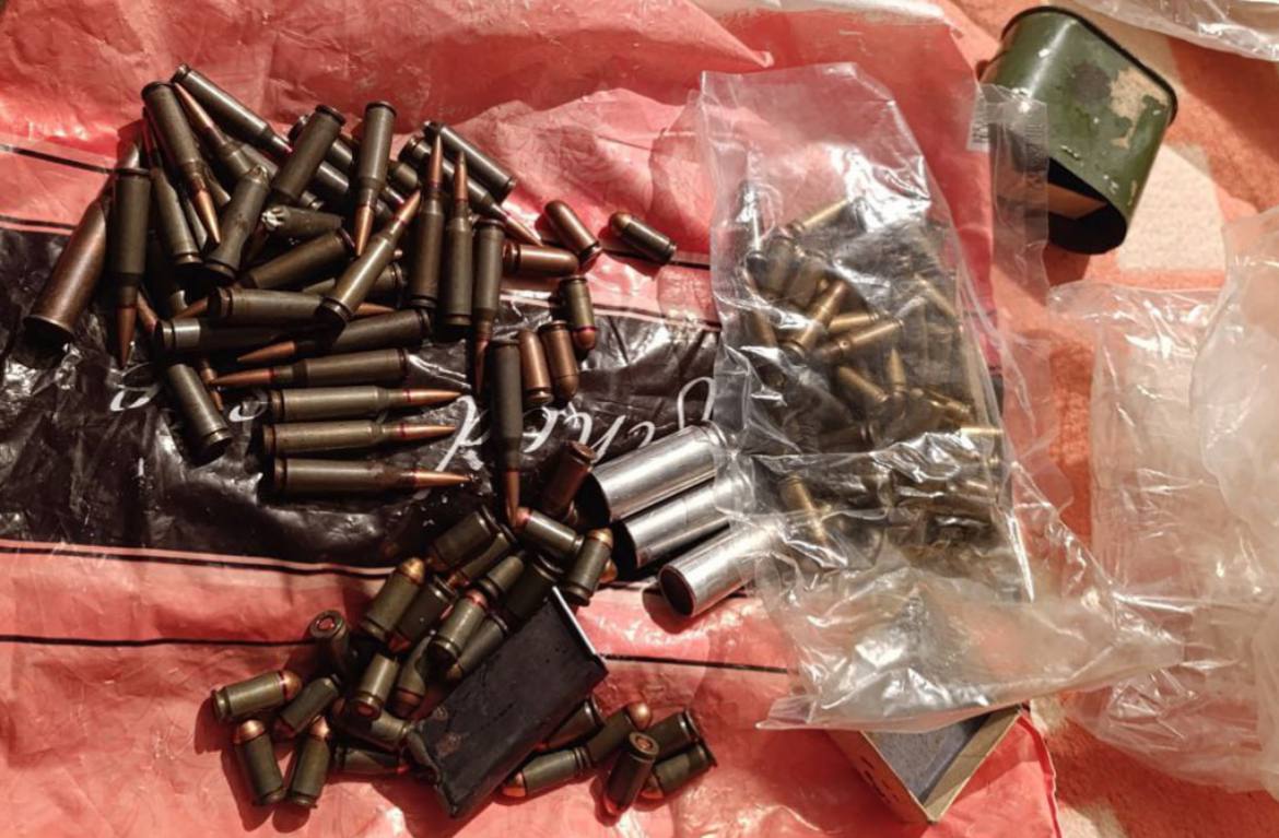 Саратовец 12 лет хранил у себя пистолет и сотни патронов: к нему пришли полицейские